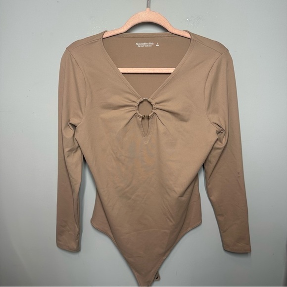 Abercrombie & Fitch Gold Ring Detail Long Sleeve Bodysuit Brown - Picture 2 of 5
